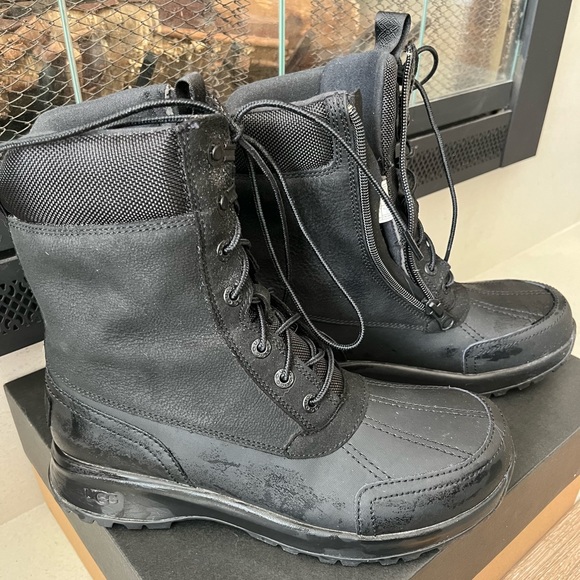 Men’s Uggs black winter boots with laces and zipper - Picture 3 of 5